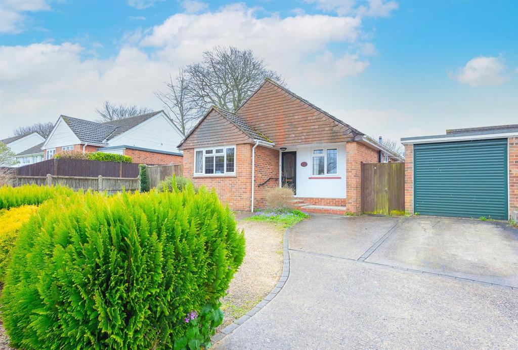 Foyle Park, Basingstoke RG21 3 bed detached bungalow for sale £500,000