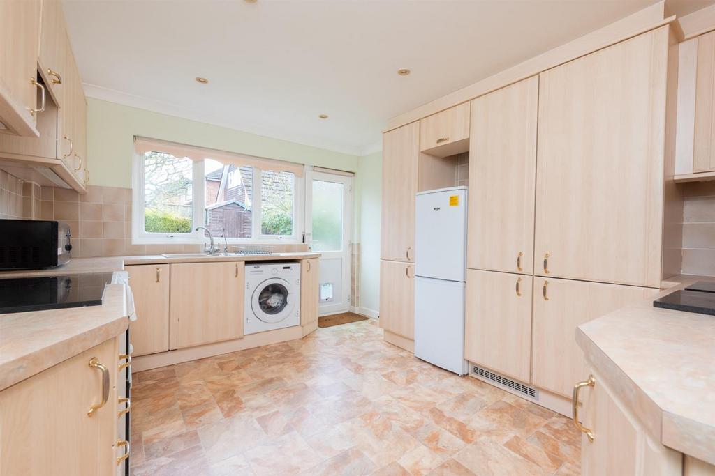 Foyle Park, Basingstoke RG21 3 bed detached bungalow for sale £500,000