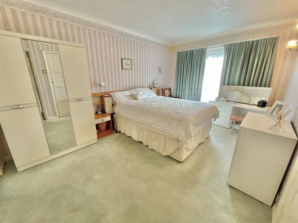Bedroom 1.jpg