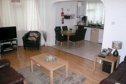 3 bedroom flat to rent, Carr Manor Crescent, Moortown, LEEDS, LS17