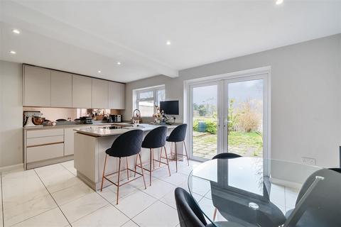 10 Byways, Yateley, GU46 6NE