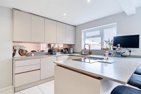 10 Byways, Yateley, GU46 6NE