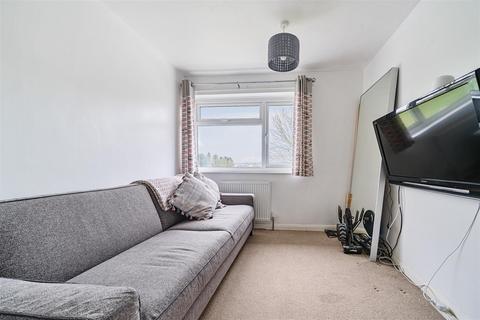 10 Byways, Yateley, GU46 6NE