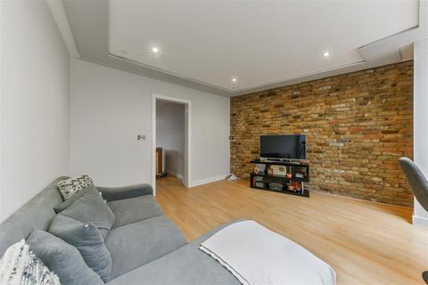 3 bedroom maisonette to rent, Courtney Road, Colliers Wood SW19