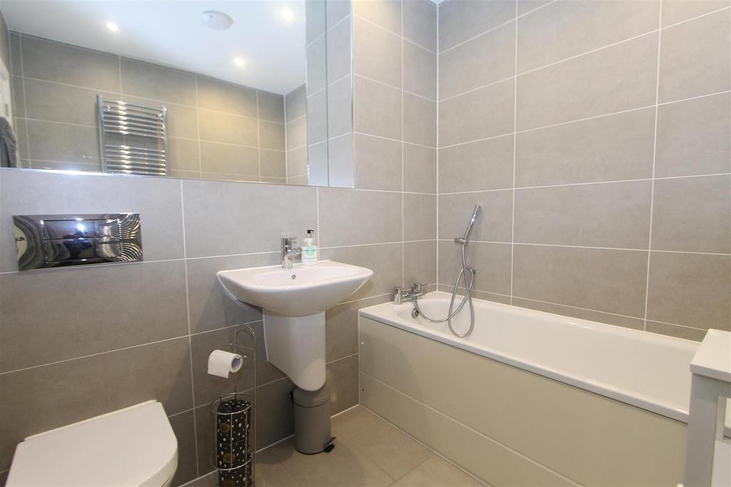 Bathroom 1.jpg