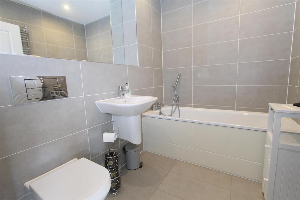 Bathroom 2.jpg