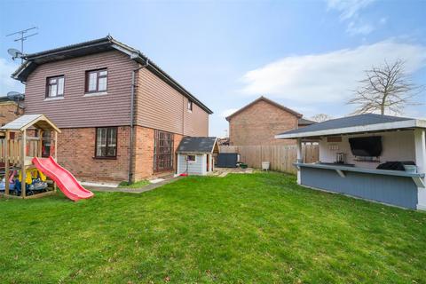 19 Clover Lane, Yateley, GU46 6LN