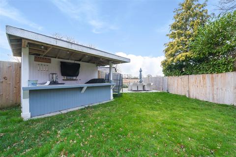 19 Clover Lane, Yateley, GU46 6LN