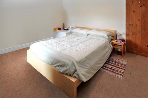 2 bedroom terraced house to rent, Heathfield Road, Redditch, B97 5RB