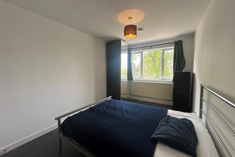 1 bedroom in a house share to rent, Bramley Road, Oakwood N14