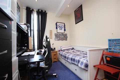 2 bedroom flat to rent, Manor Park Road. Harlesden, NW10 4JT