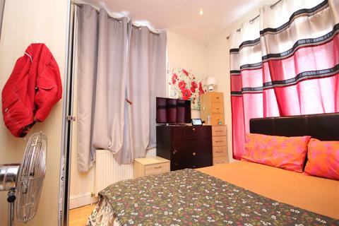 2 bedroom flat to rent, Manor Park Road. Harlesden, NW10 4JT