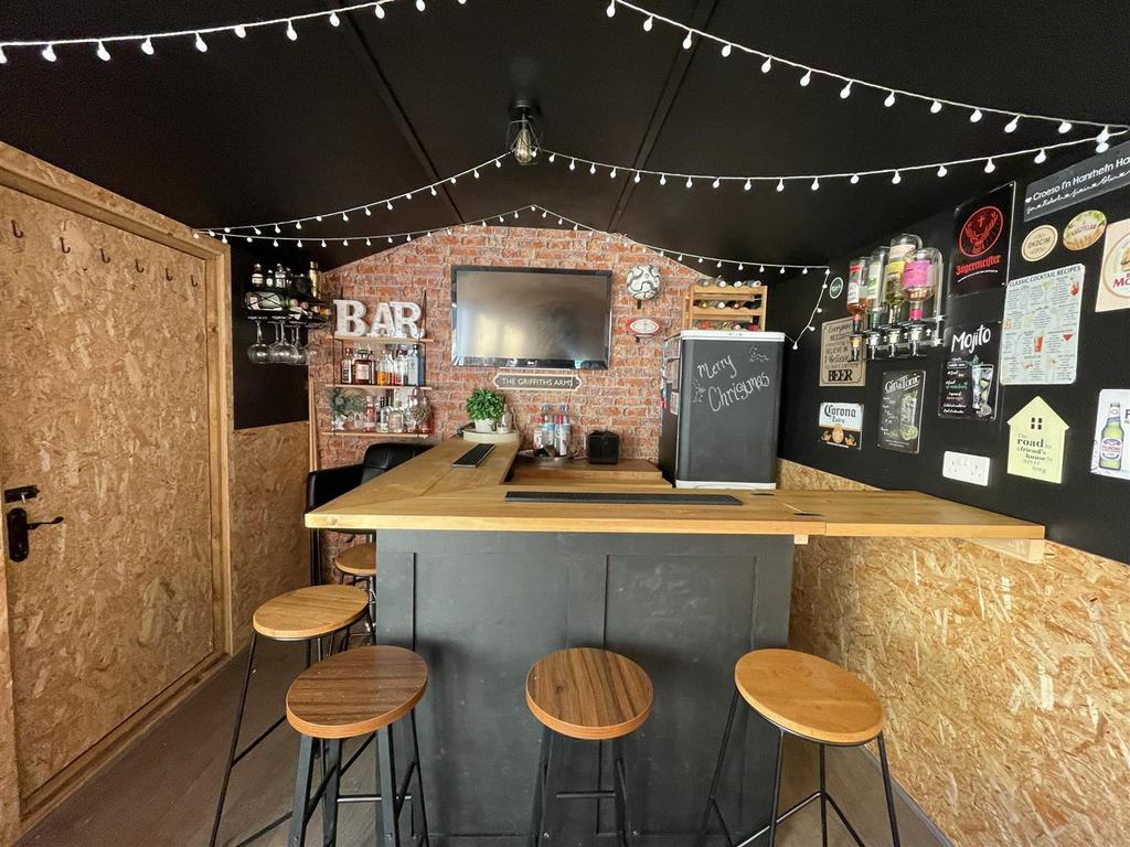 Garden Room with Bar