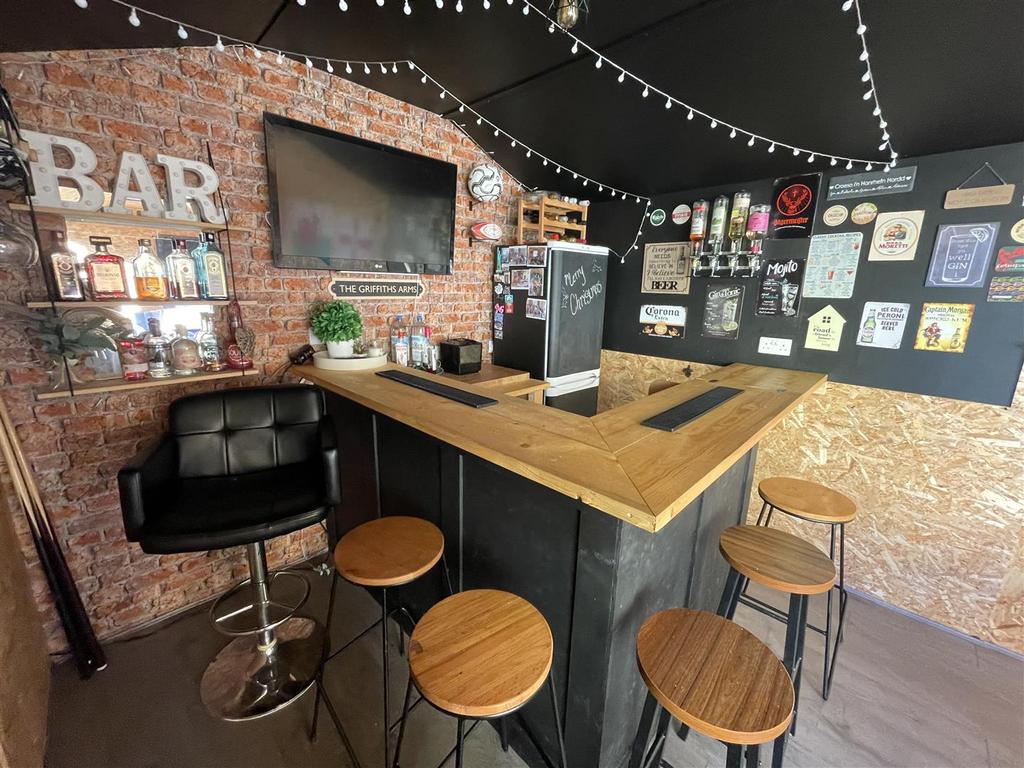 Garden Room with Bar