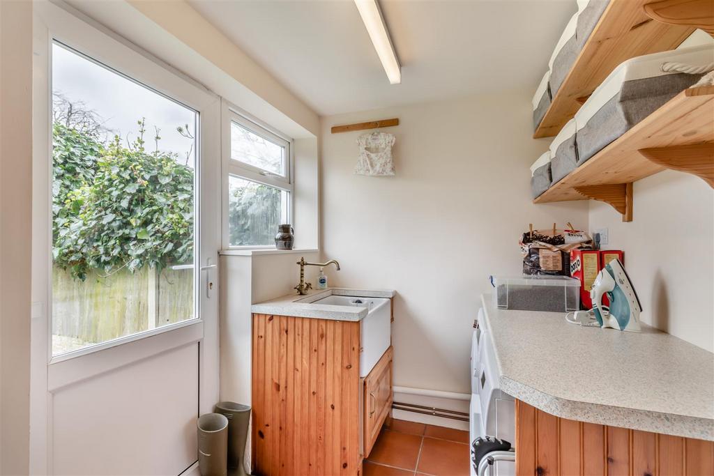 8591661-interior17.jpg