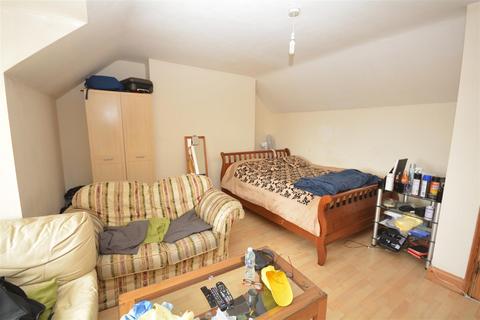 3 bedroom flat for sale, Bishopsford Road, Morden SM4
