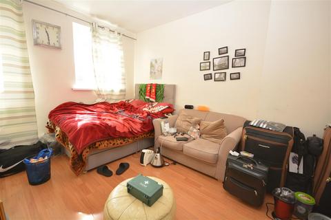 3 bedroom flat for sale, Bishopsford Road, Morden SM4