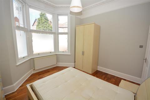 1 bedroom flat to rent, Woodside, Wimbledon SW19