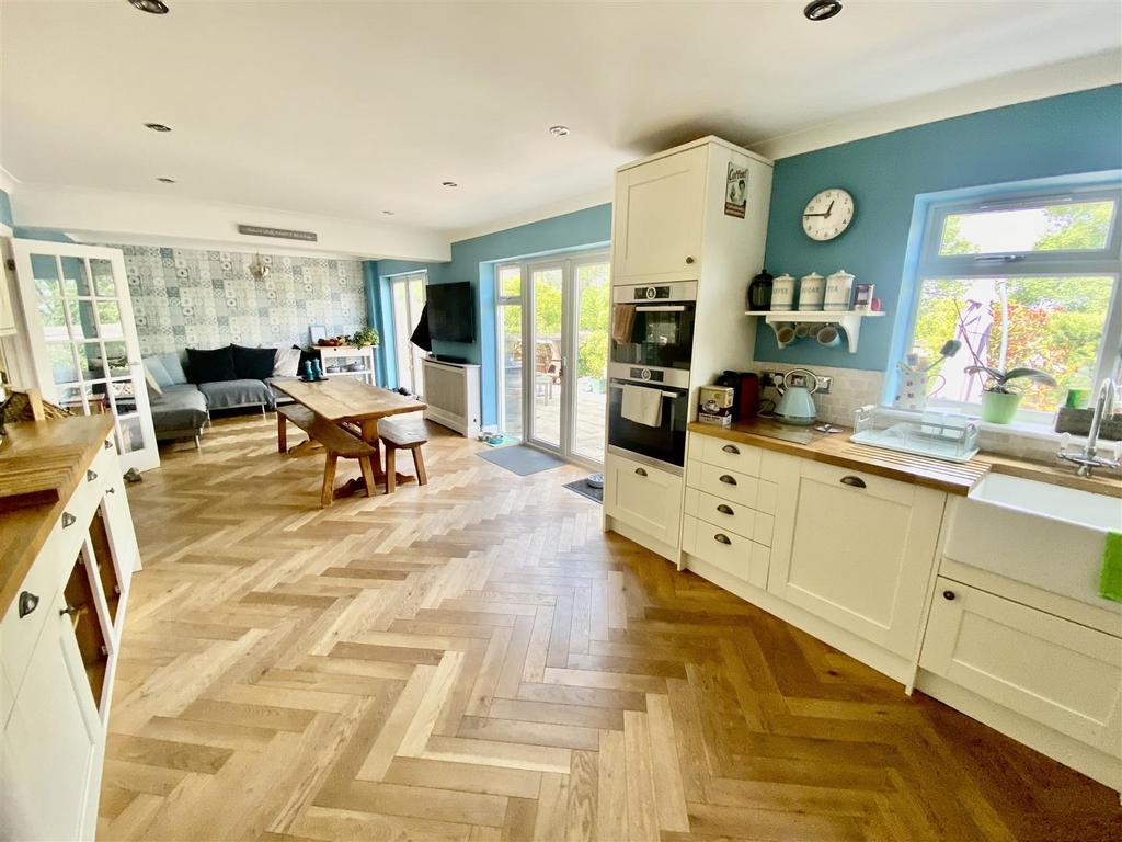 Okus Road, Swindon SN1 6 bed detached house for sale £895,000