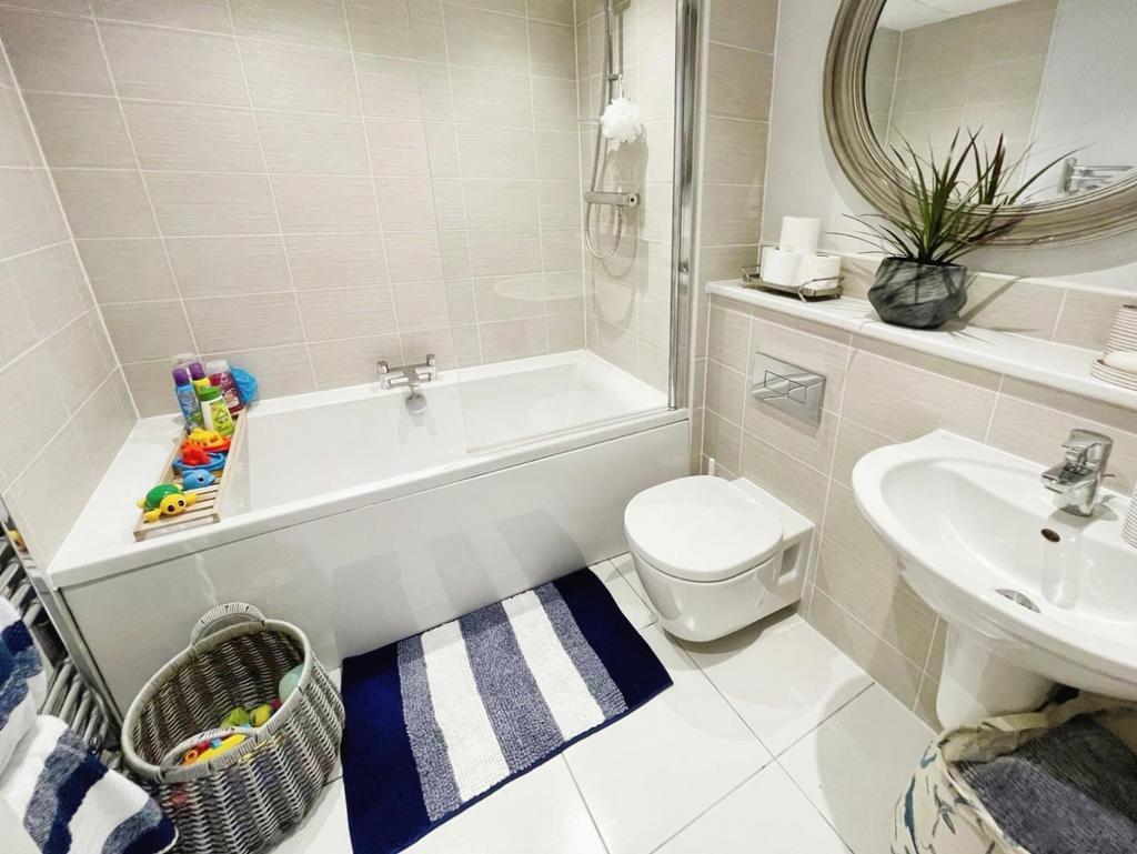 6f0477c6-BATHROOM.jpg