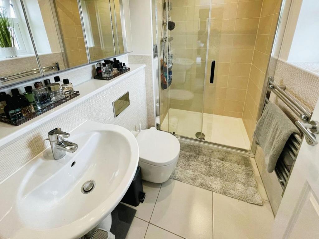 83d81398-ENSUITE.jpg