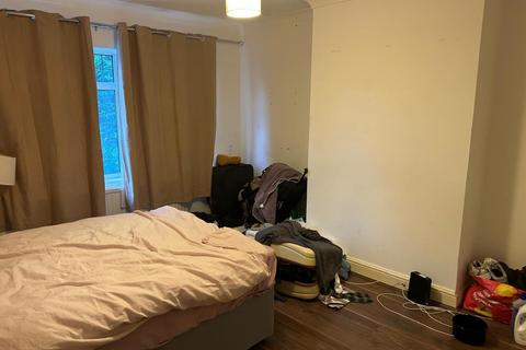 1 bedroom in a house share to rent, Esher Road, East Molesey, KT8