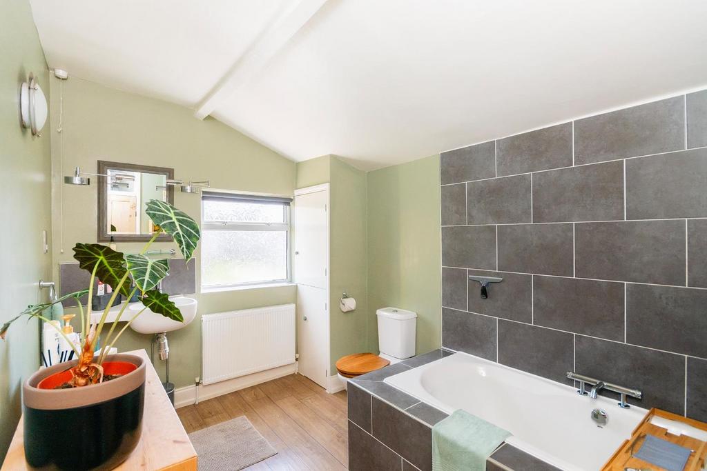 5 GS5 TN - Bathroom B.jpg