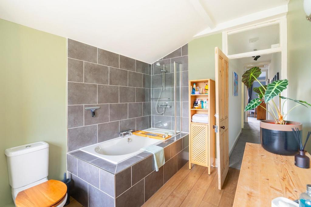 5 GS5 TN - Bathroom A.jpg