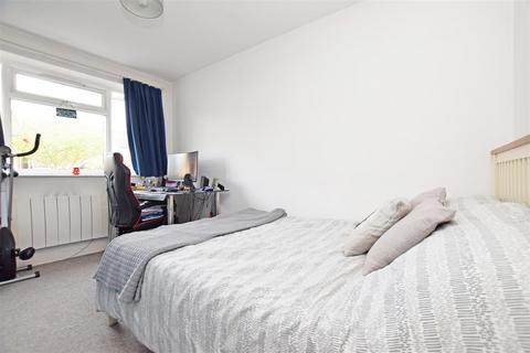 2 bedroom flat to rent, Chelsea Close, Hampton Hill