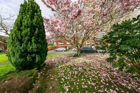 4 bedroom house for sale, Kelvinbrook, West Molesey