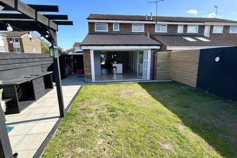 3 bedroom end of terrace house for sale, Lupin Drive, Springfield, Chelmsford