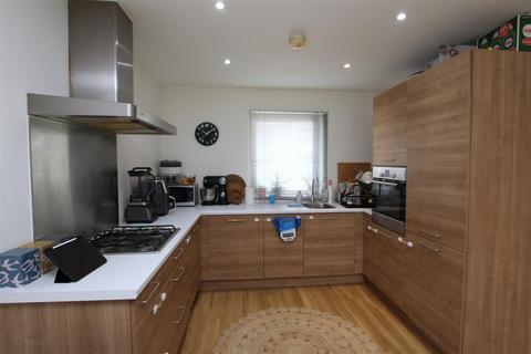 2 bedroom house to rent, Rollason Way, Brentwood