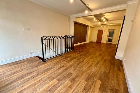 1 bedroom property for sale, Shop & flat above in the heart of Didsbury Village