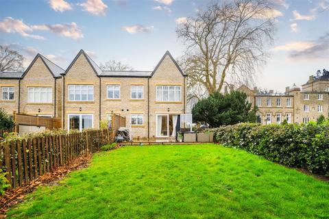 4 bedroom semi-detached house to rent, Vulliamy Close,  Chingford