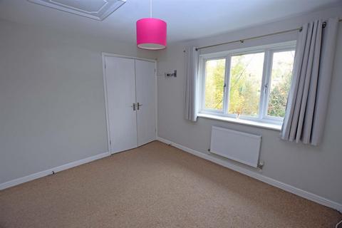 2 bedroom terraced house to rent, Princes Avenue, Chatham