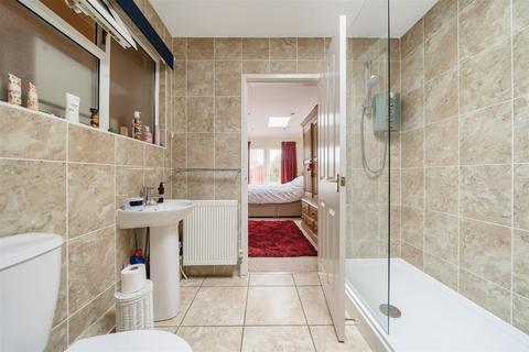 6 Chagford Close, Bedford, MK40 3AY