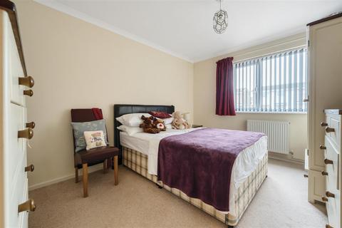 6 Chagford Close, Bedford, MK40 3AY