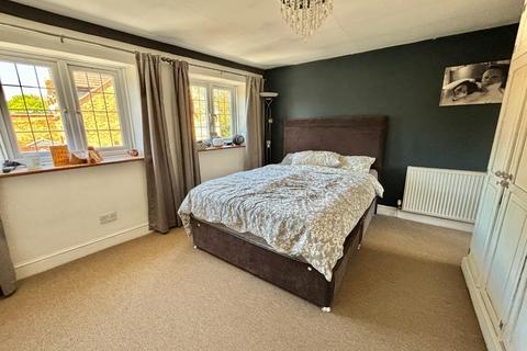 4 bedroom cottage for sale, Raynsford Road, Dallington, Northampton NN5