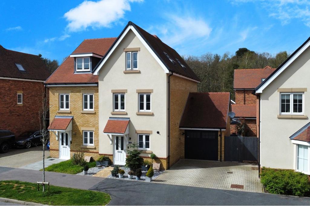 Hurst Avenue, CAMBERLEY GU17 3 bed townhouse for sale £475,000