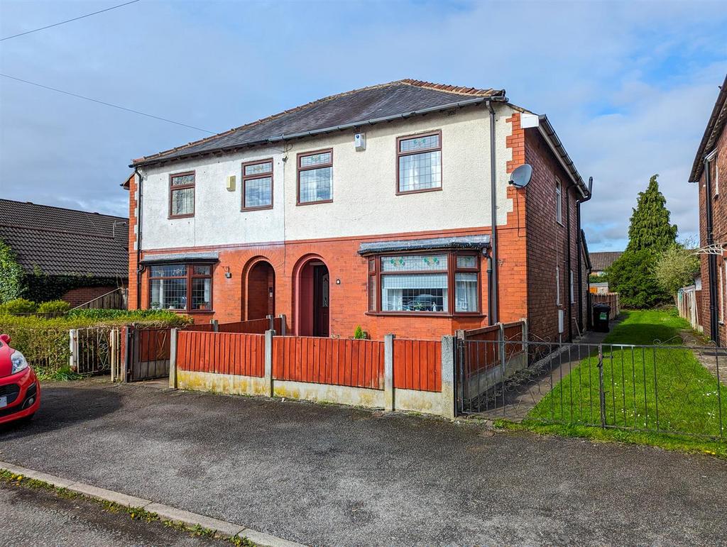 Beverley Avenue, Leigh 3 bed semidetached house for sale £229,950