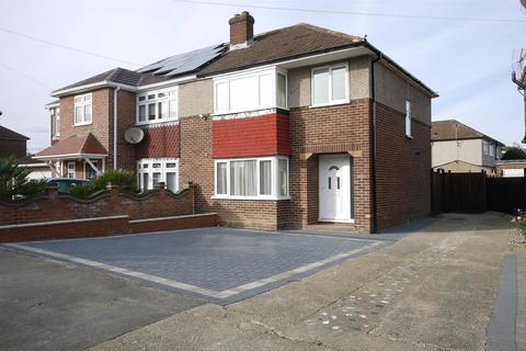 3 bedroom semi-detached house to rent, Roundmoor Drive, Central Cheshunt