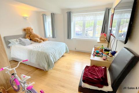 57 Brookside Crescent, Cuffley, Potters Bar, EN6 4QP