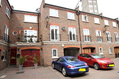 3 bedroom house to rent, Maple Mews, London