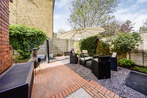 2 bedroom apartment for sale, Windsor Court,, 20 Frogmore,, London