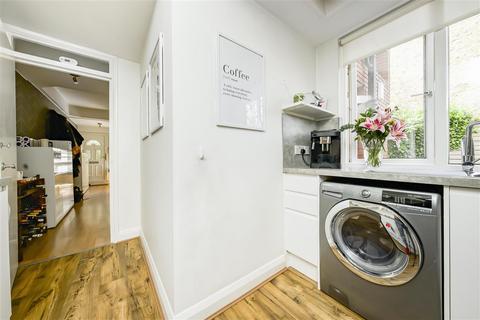 2 bedroom apartment for sale, Windsor Court,, 20 Frogmore,, London