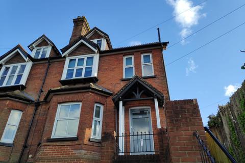 2 bedroom flat to rent, Grovehill Road, Redhill