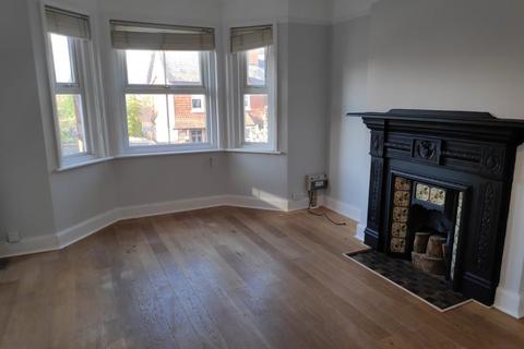 2 bedroom flat to rent, Grovehill Road, Redhill