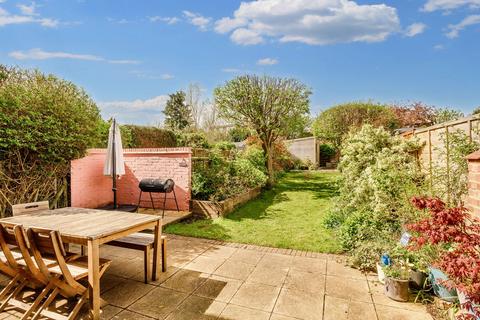 12 Mayfield Close, Thames Ditton, KT7 0AG