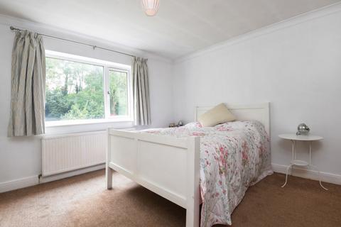 2 bedroom flat to rent, Chatsworth Road London NW2
