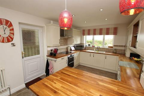 4 bedroom detached house for sale, The Crescent, Hood Green